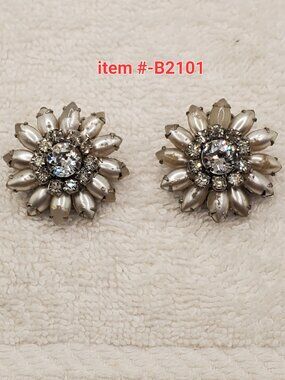 1 Vintage Pair of WEISS clip on Earrings, item # B- 2101. wt. 17 grams.